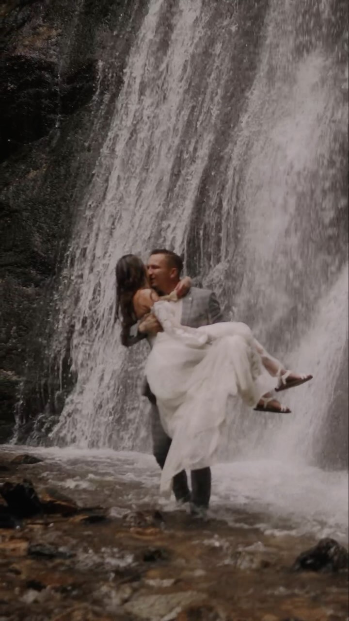 @nicky_nutt a @opalkajakub láska v objatí dažďa #nature #wedding #love #orava